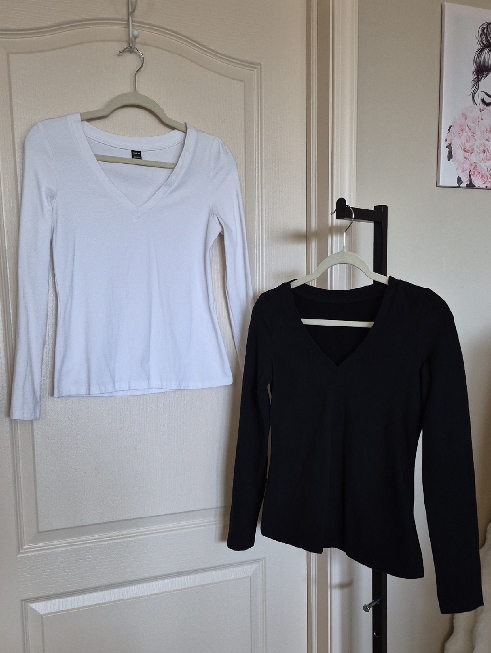 Classic V-Neck Long Sleeve Fitted Tops - White and Black Size M